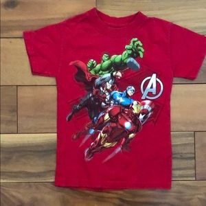 Red Marvel Avengers t-shirt yxs